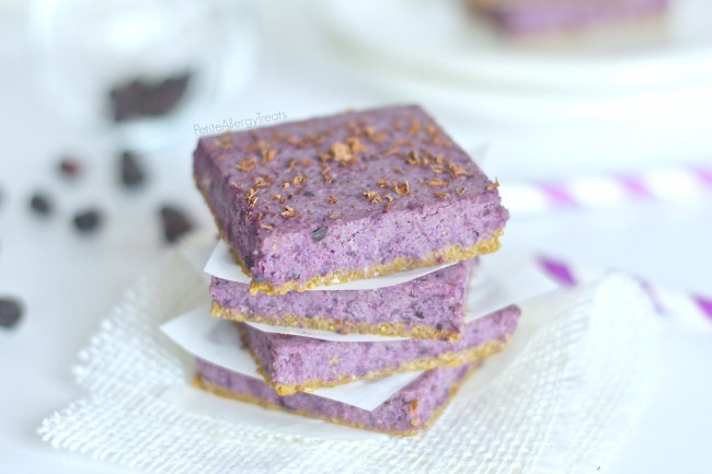 Blueberry Bars (gluten free vegan raw) Naturally beautiful blueberry oat bars bursting with real blueberries.