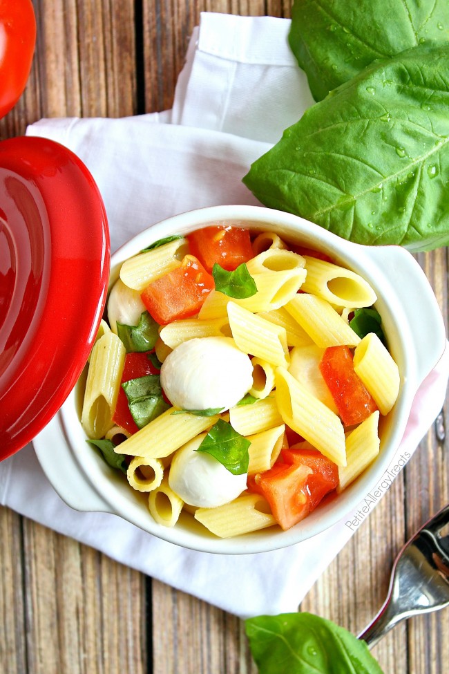 Caprese Pasta Salad (gluten free) A classic Italian salad made with pasta for an easy picnic fave.