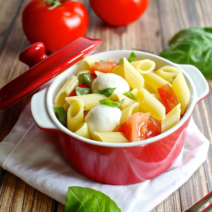 Caprese Salad Pasta (gluten free) A classic Italian salad made with pasta for an easy picnic fave.