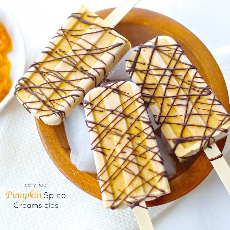 Pumpkin Spice Popsicles (dairy free Creamsicle)- It's pumpkin pie on a stick! For all pumpkin spice lovers!