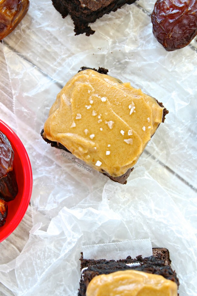 Vegan Salted Caramel Brownies (gluten free) Fudgy brownies covered with sweet and salty caramel sauce! Dairy free easy caramel sauce