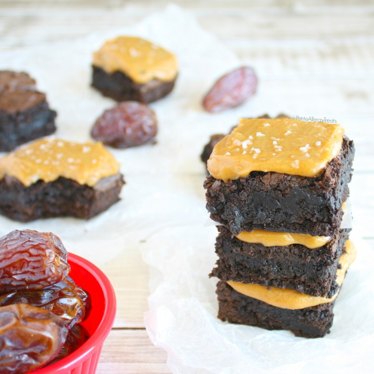 Salted Caramel Brownies (vegan gluten free) Fudgy brownies covered with sweet and salty caramel sauce! Dairy free easy caramel sauce