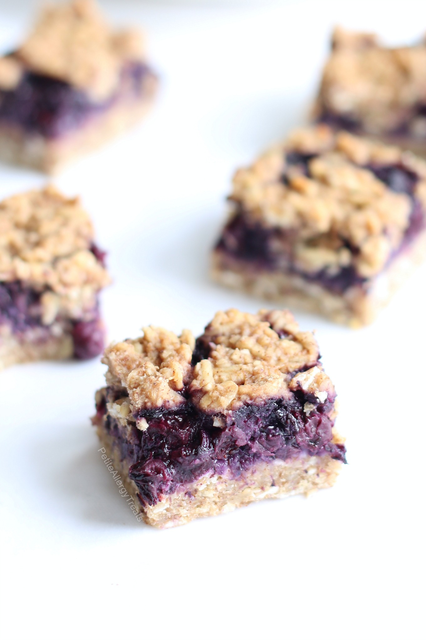 Healthy Breakfast Blueberry Crumble Oat Bars Recipe (gluten free dairy free Vegan) Easy refined sugar free flourless oat bars! Super easy dairy free quick breakfast. Food Allergy friendly.