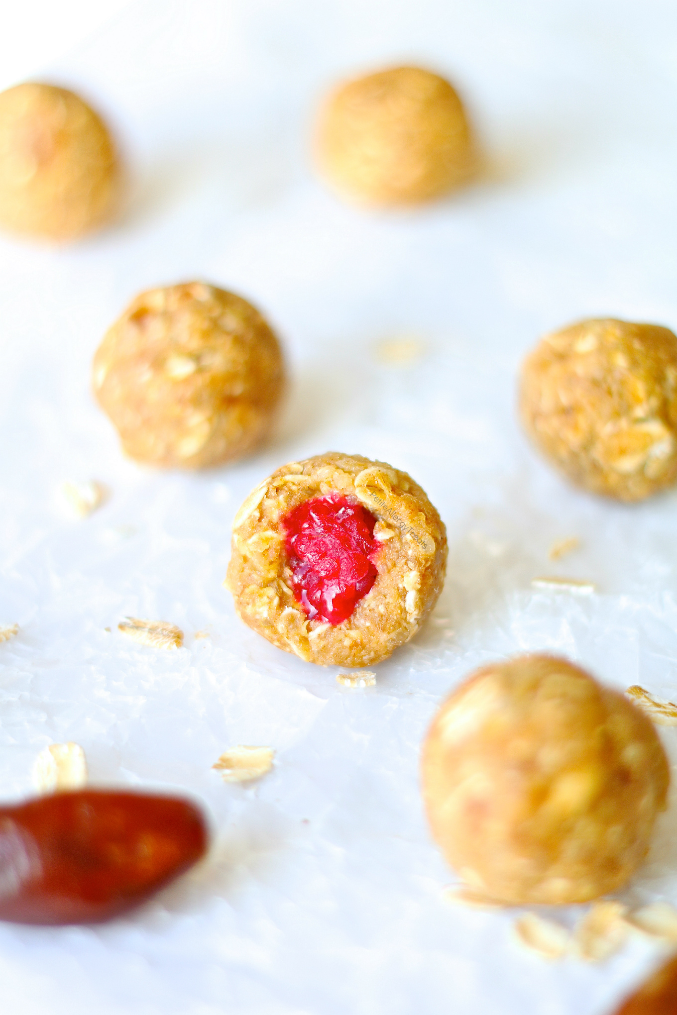 Vegan Raspberry Protein Bites Recipe (gluten free nut free) Easy no bake protein energy balls filled with raspberry! Food Allergy friendly too- dairy free, soy free! 