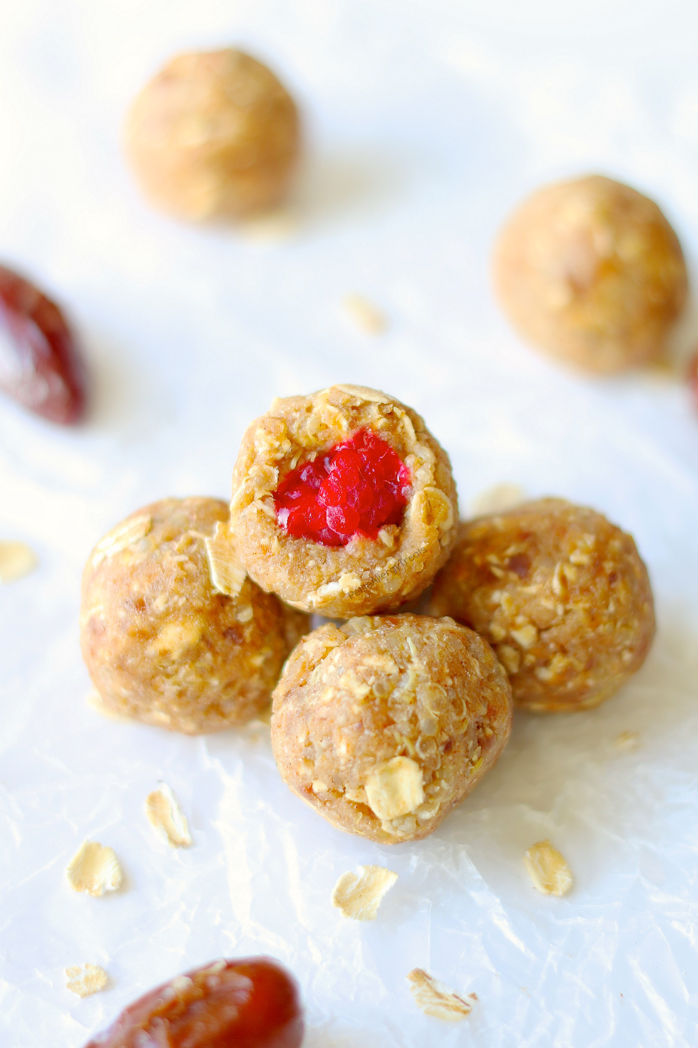 Gluten Free Raspberry Protein Bites Recipe (vegan nut free) Easy no bake protein energy balls filled with raspberry! Food Allergy friendly too- dairy free, soy free! 